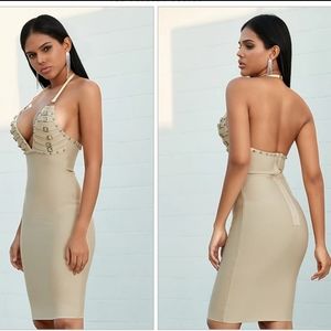 beautiful dress, adjustable to the body
